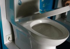 <b>新房裝修完住久了 出現(xiàn)馬桶蓋變黃怎么辦？</b>